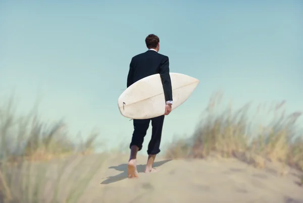 Empresario con tabla de surf va — Foto de Stock