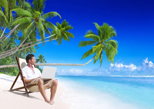 Hombre trabajando en la playa — Foto de Stock