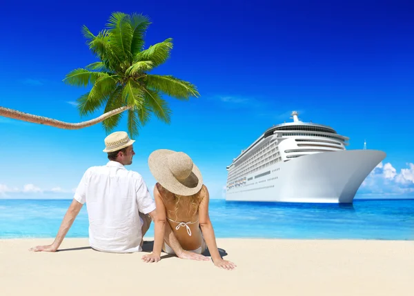 Pareja sentada en la playa — Foto de Stock