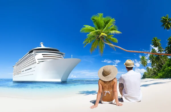 Pareja sentada en la playa — Foto de Stock