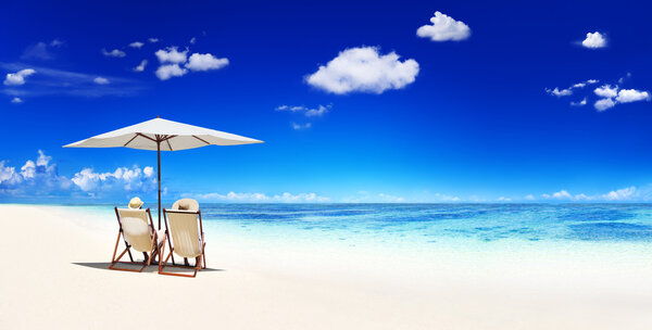 Пара сидящих на пляже
