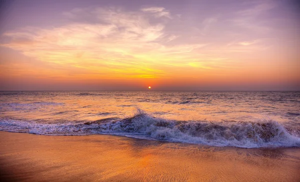 Západ slunce na tropické pláži — Stock fotografie