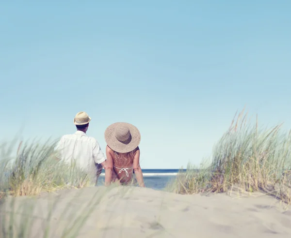 Casal sentado na praia — Fotografia de Stock