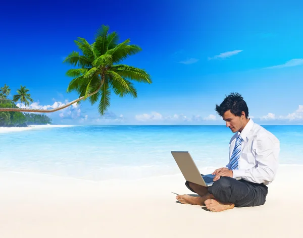 Geschäftsmann arbeitet am Strand. — Stockfoto