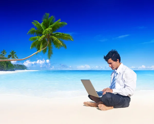 Geschäftsmann arbeitet am Strand. — Stockfoto