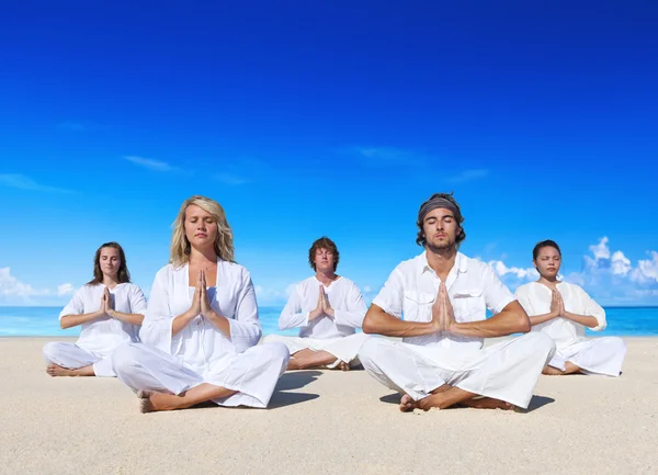 Persone che praticano yoga sulla spiaggia — Foto Stock