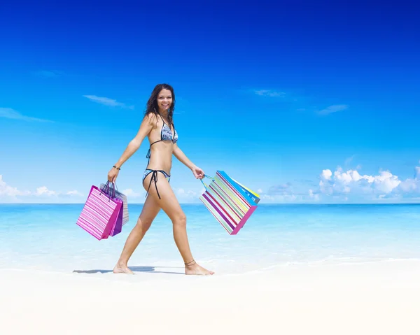 Mulher com saco de compras na praia — Fotografia de Stock