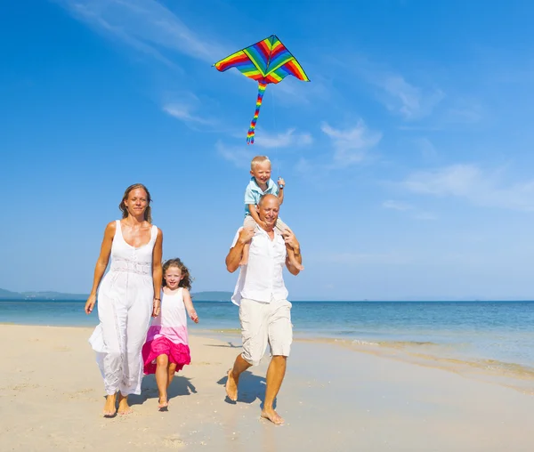 Familie geht am Strand spazieren — Stockfoto