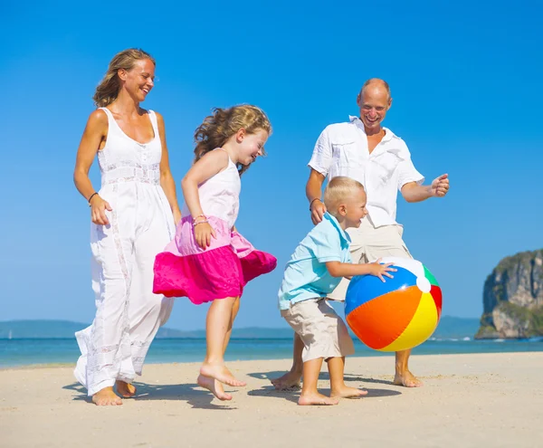 Family playing on the beach — Stock Photo, Image