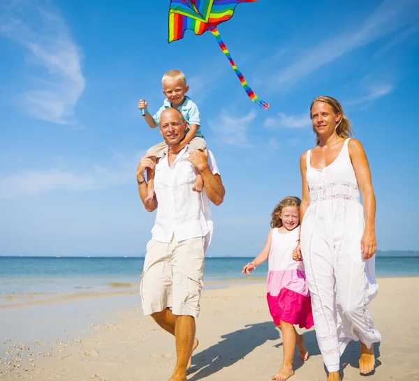 Famiglia passeggiando sulla spiaggia — Foto Stock
