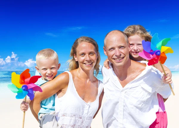 Familie genießt ihren Urlaub. — Stockfoto