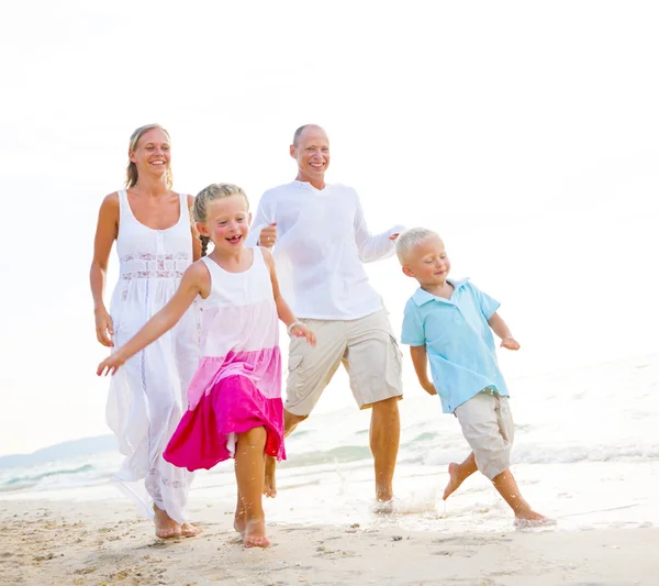 Familie läuft am Strand — Stockfoto