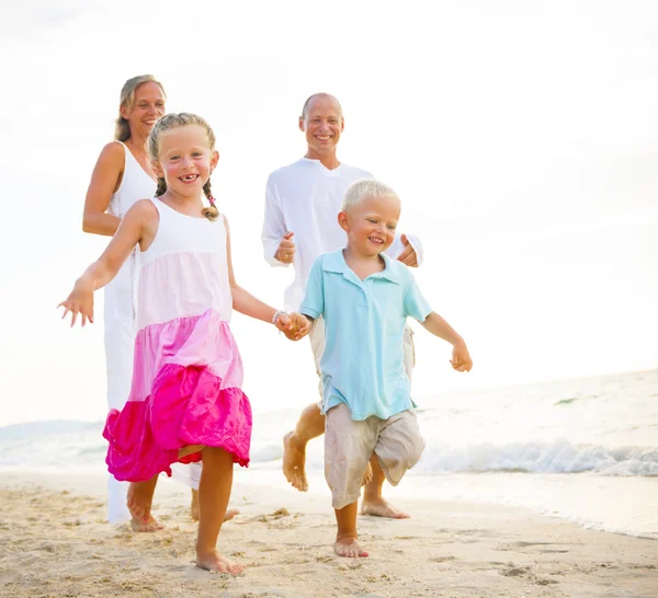 Familie läuft am Strand — Stockfoto