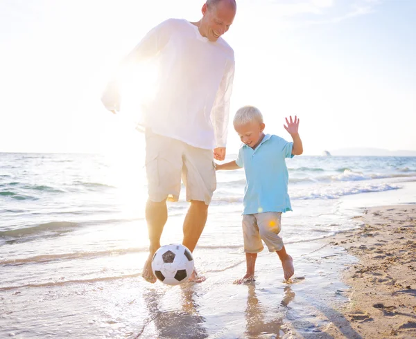 サッカーをする父と息子 — ストック写真