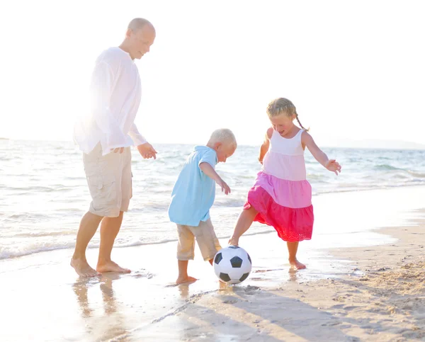 Pai e filhos jogando futebol — Fotografia de Stock