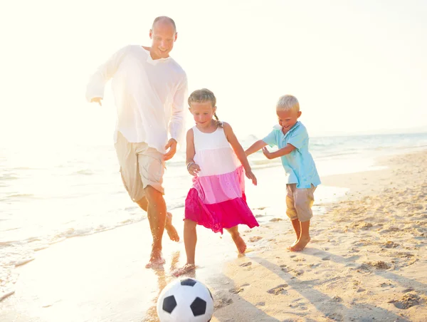 Far och barn spelar fotboll — Stockfoto