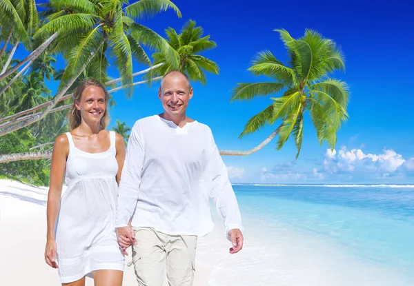 Coppia passeggiando sulla spiaggia — Foto Stock