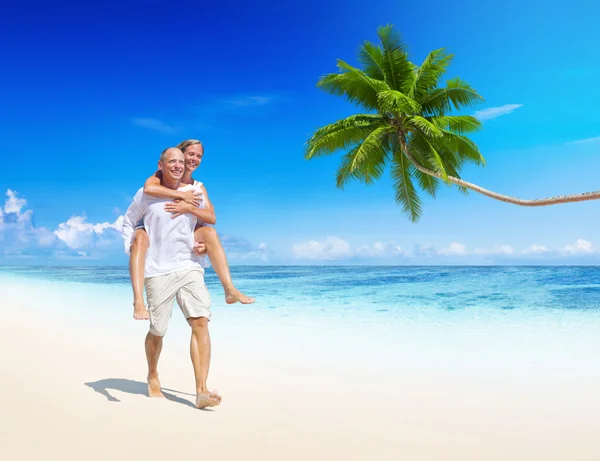 A couple walking on the beach — Stock Photo, Image