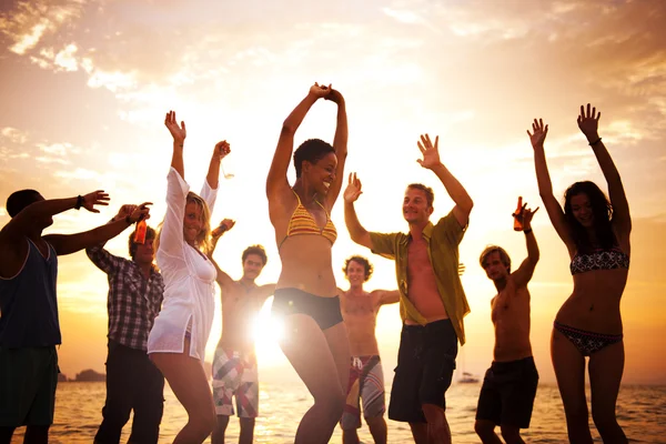 Menschen feiern am Strand — Stockfoto