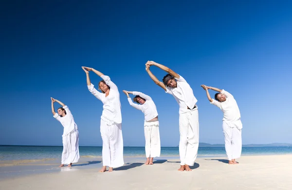 Personas que realizan yoga en la playa — Foto de Stock