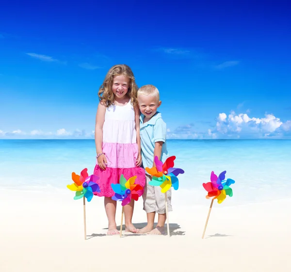 Kinderen omarmen op strand — Stockfoto