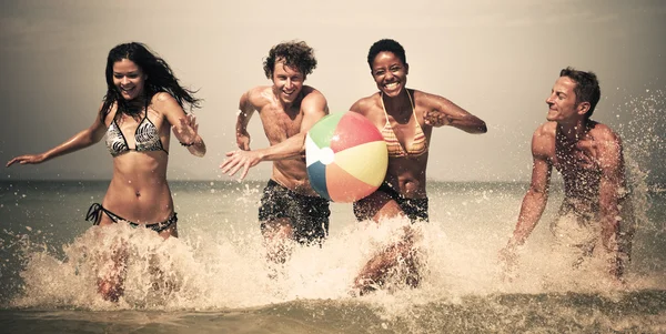 Gente divirtiéndose de vacaciones — Foto de Stock