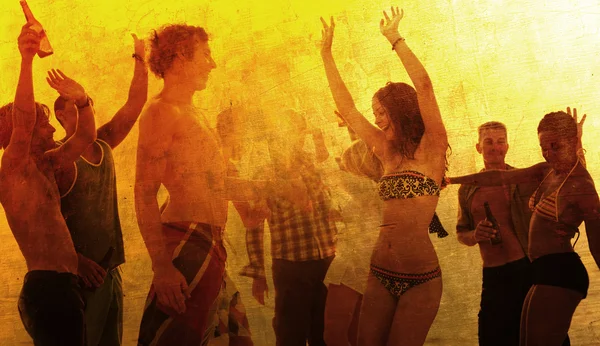 Люди насолоджуються пляжною вечіркою — стокове фото