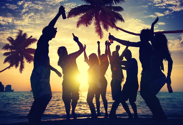 Multi-etnische mensen feesten op het strand — Stockfoto