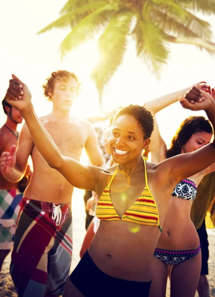 Personas disfrutando de la fiesta de verano en la playa — Foto de Stock