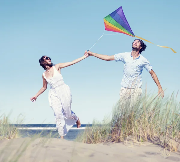 Pareja volando una cometa — Foto de Stock