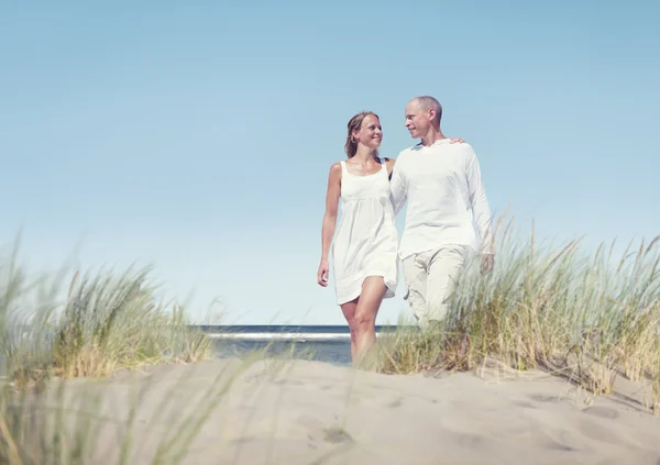 Couple marchant sur la plage — Photo