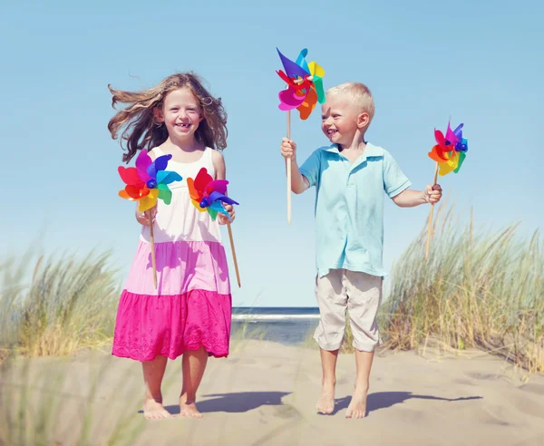 Kinder spielen Windrad — Stockfoto