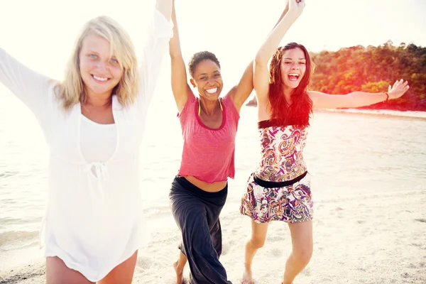 Vrienden hebben zomer strand partij — Stockfoto