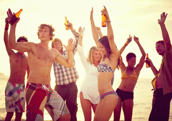 Osoby posiadające party na plaży — Zdjęcie stockowe