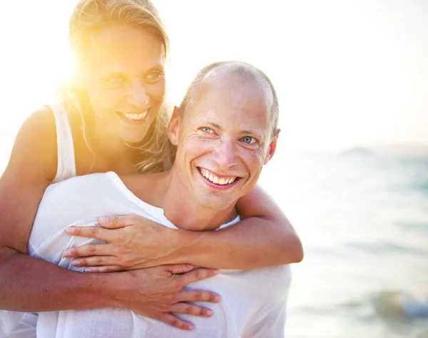 Una pareja en la playa — Foto de Stock