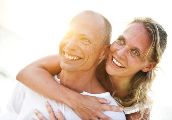 Een paren op het strand — Stockfoto