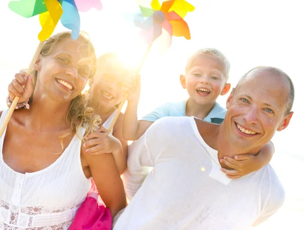 Familjen njuter av sin semester. — Stockfoto