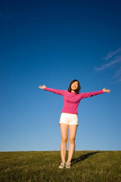 Fiatal nő karját az ég felé emelt — Stock Fotó
