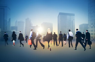 Şehirde yürüyen iş adamları.