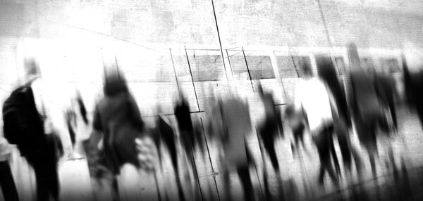 Люди в спешке ходят пешком
