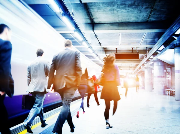 Geschäftsleute in U-Bahn-Station — Stockfoto