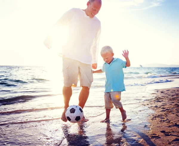 サッカーをする父と息子 — ストック写真