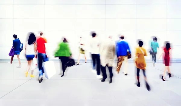 Les gens marchent au marché du shopping — Photo