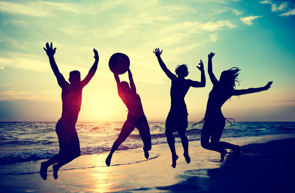 Люди, отдыхающие на пляже
