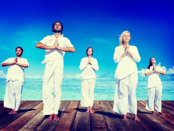 Persone che fanno yoga in spiaggia — Foto Stock