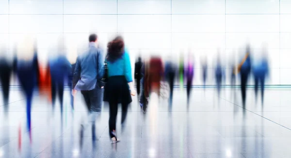 Les gens d'affaires dans la marche de l'heure de pointe — Photo