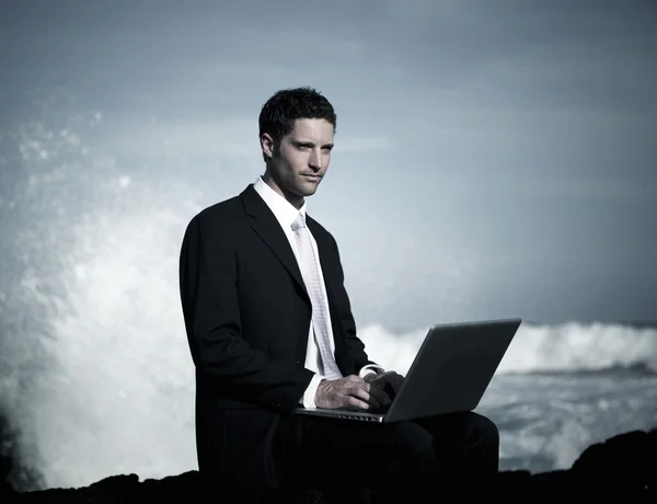 Επιχειρηματίας που εργάζεται με το laptop στην παραλία — Φωτογραφία Αρχείου