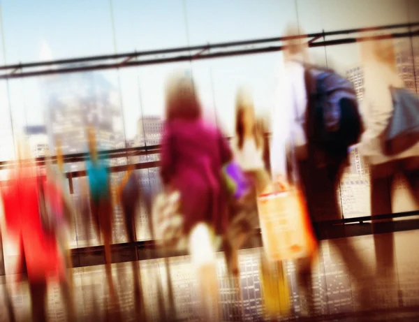 Mensen winkelen in shopping center — Stockfoto