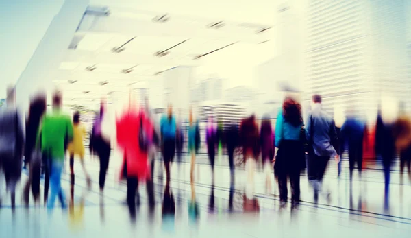 Les gens d'affaires dans la marche de l'heure de pointe — Photo