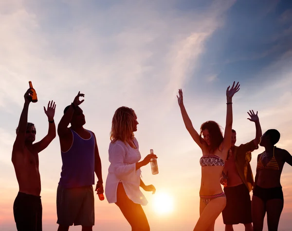 Folket firar på stranden sommar Party konceptet — Stockfoto